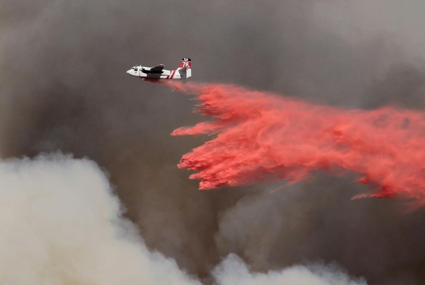 Plane putting out wildfire 