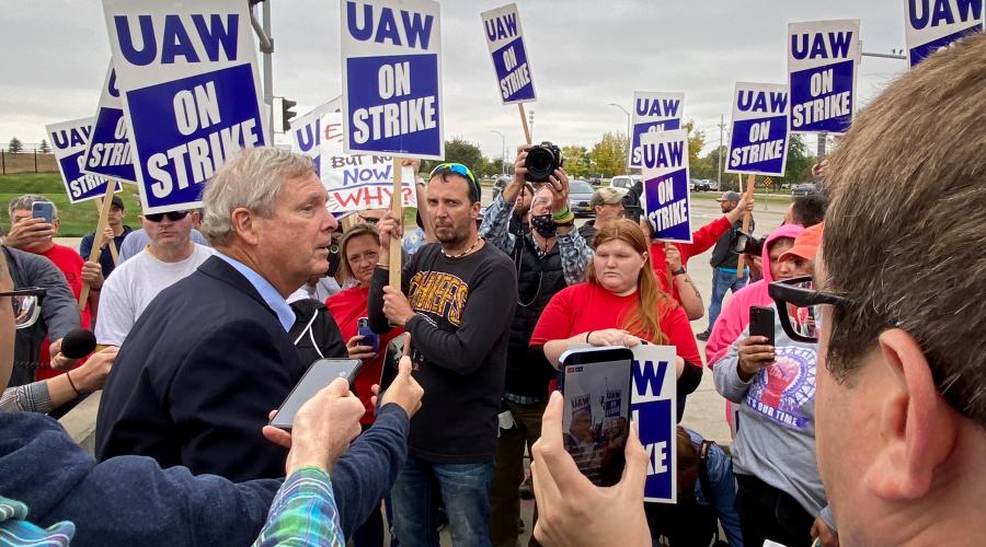 An image of a UAW strike.