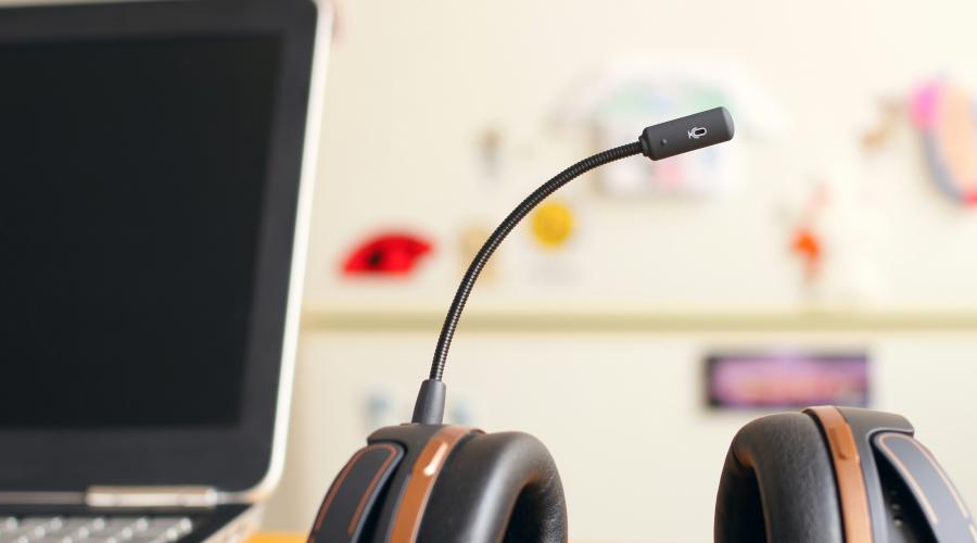 Photo of computer screen and headset with microphone