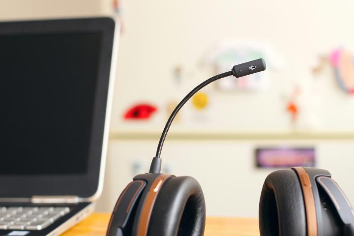 Photo of computer screen and headset with microphone