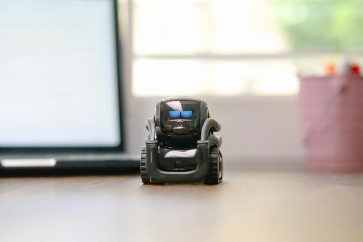 robot by a computer 